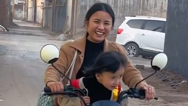 舅舅舅妈接女孩放学，看着他们三个更像是一家人