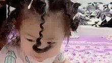 闲着没事给我姑娘烫个头发，好像不太满意躲在柜里不出来