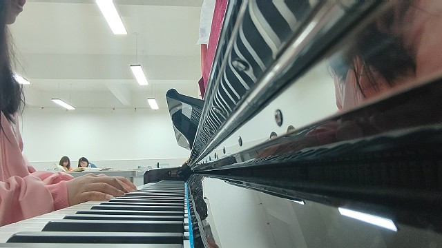 听听我弹的是什么歌嘞？