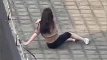 女孩楼顶欲轻生，闺蜜假装受伤靠近，冒死相救！