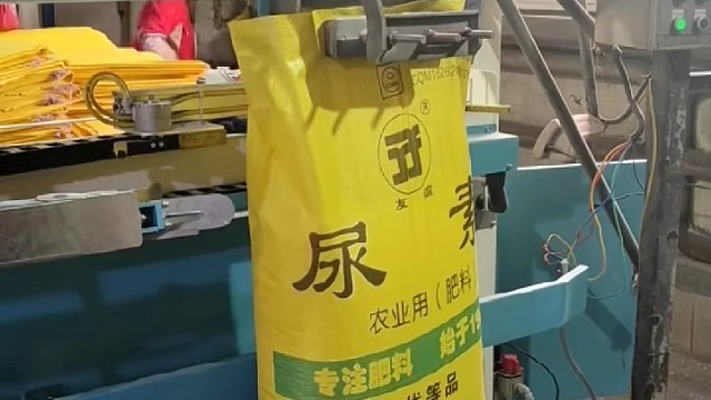 尿素肥料定量包装秤，节省人工提高效率。#定量包装秤#定量包装机