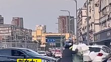 老人推车过马路物品撒了一地，交警立即上前帮忙帮其安全离开