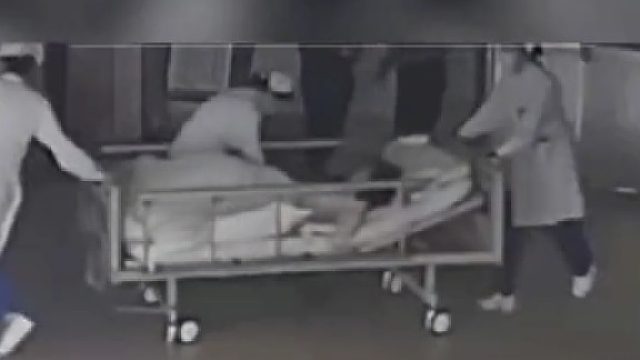 惊险！长沙一34岁孕妇因前置胎盘大出血，护士跪在推车上完成术前准备。最终手术13分钟完成