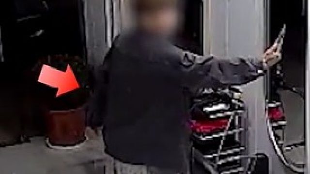 男子染发后假装扫码逃跑 ，店主：380元，做了2个多小时