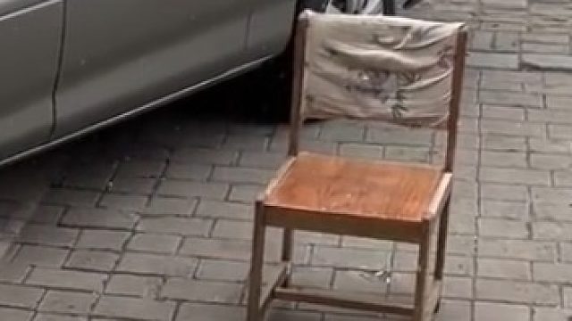 店门前公共车位，老板放小板凳阻止其他车辆使用，称：拍视频曝光一下子