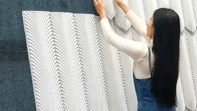 十分钟就能铺好一面墙的羽毛石，它的质量很轻，还防水，如果你家是毛坯房，可以打上结构胶直接上墙安装，