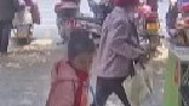 孙女想买三元钱的便利贴，奶奶嫌贵当场扔掉