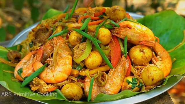 柬埔寨龙虾鹌鹑蛋面，吃起来真过瘾