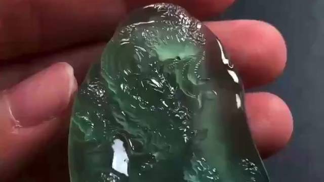 厚实龙牌。
料足饱满，质地细腻起荧光。
雕工精细，实物底色好看。