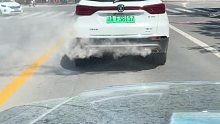我怀疑这是着火了，跟在后面直接看不见路，停车烟变小了没拍到。