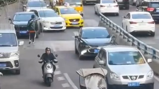 这人是脑子有病吧