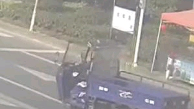 三轮车忽然实线变道，后方小车躲避不及碰撞翻滚#道路千万条安全第一条#交通安全#惊险一幕