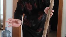 65岁阿姨表演手上飞棍，感觉太不可思议了