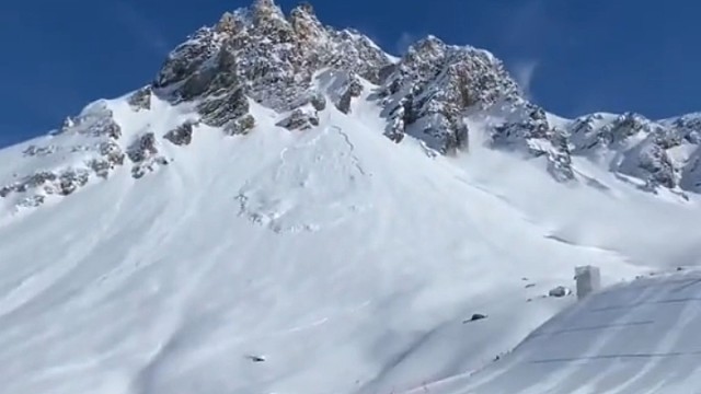 法国一雪场发生雪崩现场人员纷纷躲避