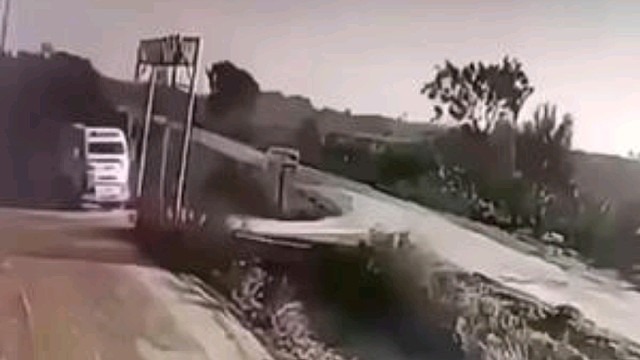 货车行车带走限高架操作行如流水，网友：不看监控真不知怎么移的