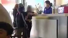 四个女生在奶茶店门口徘徊了10分钟，拍摄者：凑不出一杯奶茶钱