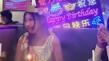 女子路演完去海底捞吃饭，服务员误以为其生日，“麻烦你过个生日”