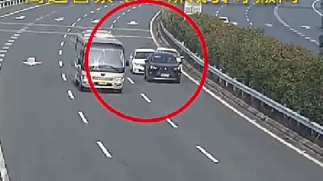 发生事故后，他们在快车道扎堆儿争论不休！