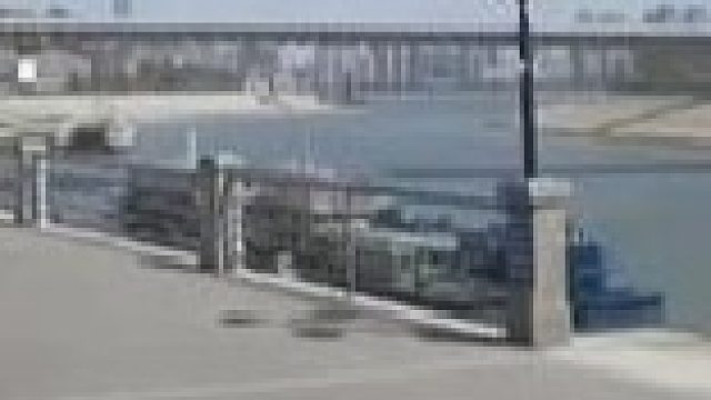 男子砸玻璃取救生圈救人被要求赔偿玻璃，保安称是“公司规定”