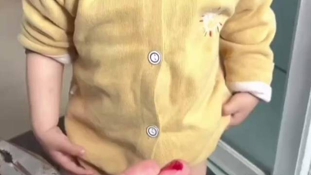 2岁男童拿钳子夹伤下体妈妈：就上个厕所的功夫