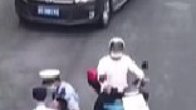 “我女儿800－700＝900”！！男子辅导女儿直接崩溃躺路上“你们把我拘了吧”！！！