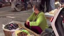 大妈摆摊假装看不见城管掩耳盗铃