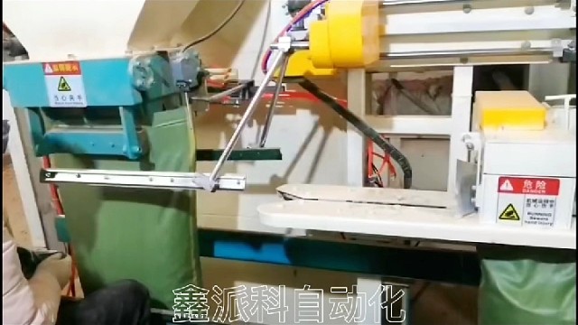 半自动定量包装秤，只需人工上袋，配套扶包牵引机构省时省力省人工。#包装秤#定量包装机#打包秤