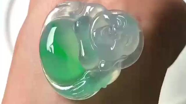 飘绿佛公
肉质细腻，厚庄饱满
品质好，种水不错