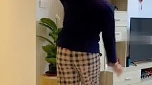 爸爸成功哄睡娃后跳舞，网友：一举一动比女生还婀娜多姿