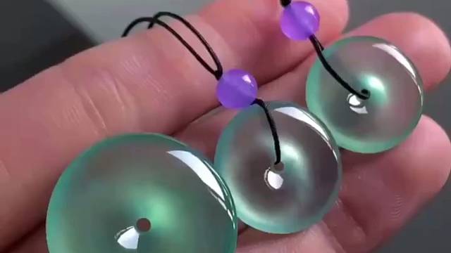 底色扣子一手。
圆润厚实，光感好，质地温润清爽。
底色清丽，别有韵味。