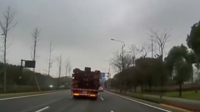 你无法预料下一秒会发生什么珍爱生命远离大货车