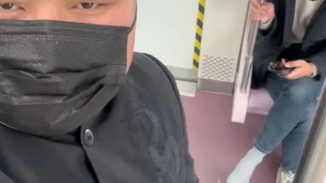 一脚踢在门柱上，吓得我一紧