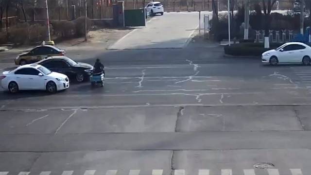 三轮车闯红灯，结果被撞翻