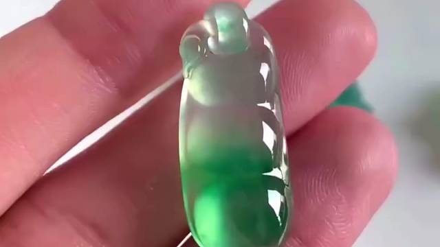 飘绿豆子。
飘绿清新甜美，料子通透水润，光感好，圆润饱满，十分很讨喜