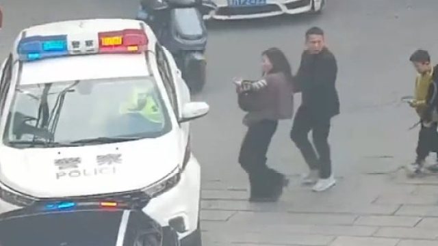 幼童摔倒满头血，母亲抱着孩子向警车求助，警车秒变救护车