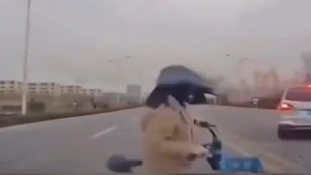 五菱老司机真会玩！极限闪避，甩锅之王