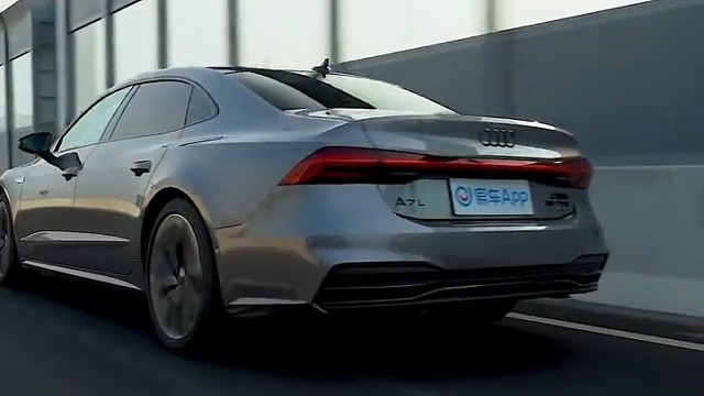 为什么汽车倒车灯只有一个是亮的？