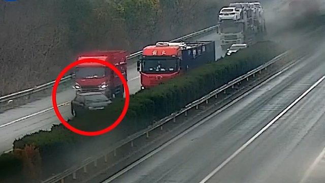 距离不足强行变道 害人害己教训深刻