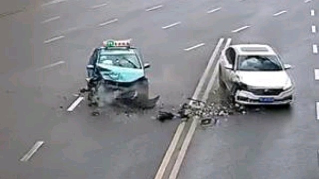 你不让我不让争抢车道迎头撞