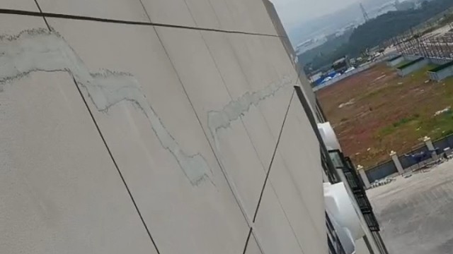 专业高空作业，请勿模仿！