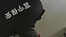 小区保安在业主门口，反复闻女士皮鞋…业主：向物业投诉后，已开除。