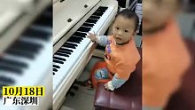 1岁萌娃不看琴键弹钢琴，惊呆众网友