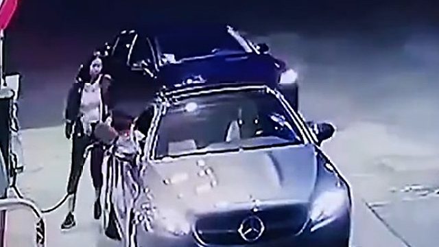 加油站遇劫匪，女司机瞬间吓跑劫匪
