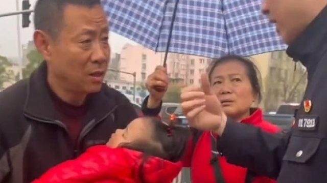 “我孙女昏迷了”，交警：“坐我车，我送你”