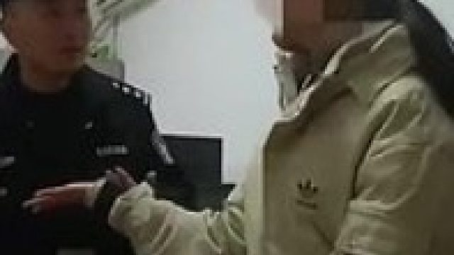 一大学女生参与刷单10万元，对民警说要赌一把。经过民警长时间耐心劝说，该女子终于意识到自己被骗