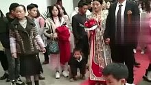 结婚当天前女友组团拉横幅，当事人回应：娘家人揪着不放，妻子生了一天的气。