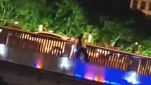 一男一女相约大桥边，之后发生争执，争执过程中，男子用力拉扯女子，下秒两人同时落水