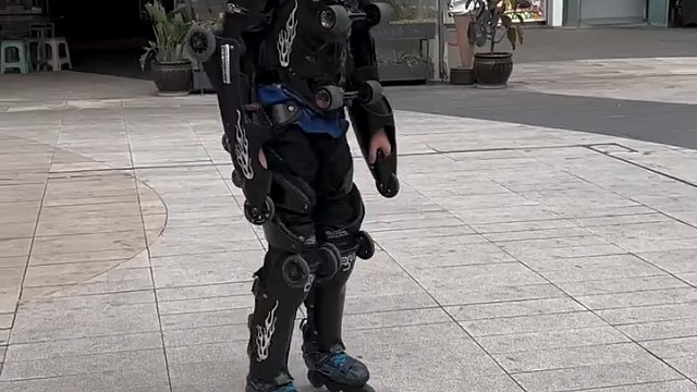 女友：你给我三百六十度的滚，，我：好嘞