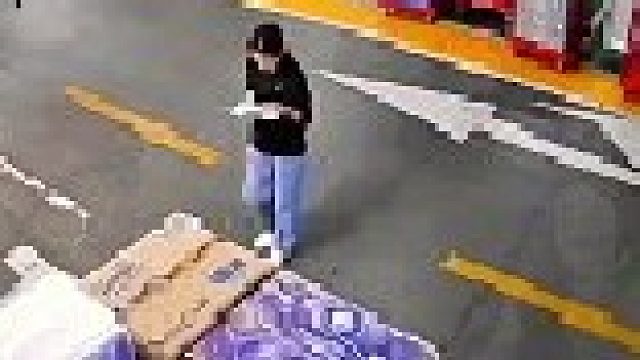 工人师傅听到声音后赶紧查看，还是晚了一步