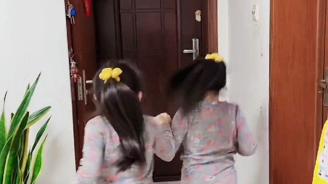 哥哥真会心疼俩位妹妹